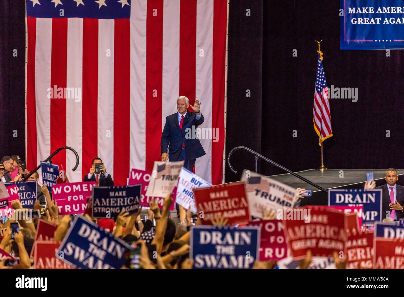 PHOENIX, AZ - 22. August: U.S. Vice President Mike Pence Wellen & begrüßt Anhänger auf einer Kundgebung von Präsident Donald Trump im Phoenix Convention Center während einer Trumpf Rallye 2020 Stockfoto