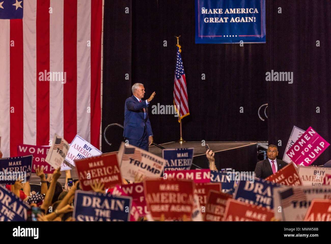 PHOENIX, AZ - 22. August: U.S. Vice President Mike Pence Wellen & begrüßt Anhänger auf einer Kundgebung von Präsident Donald Trump im Phoenix Convention Center während einer Trumpf Rallye 2020 Stockfoto