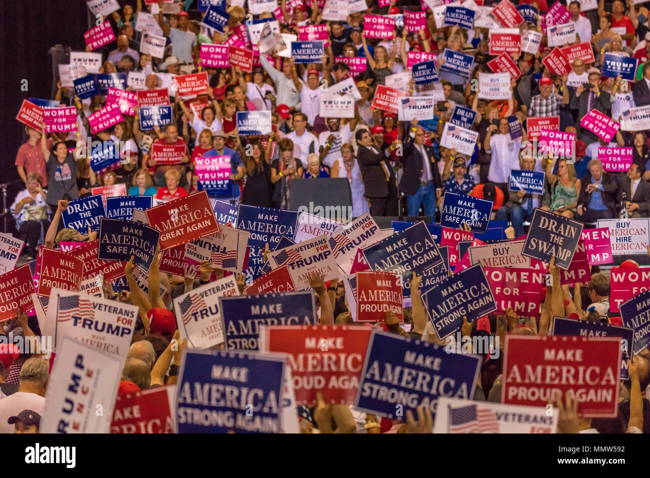 AUGUST 22, 2017, PHOENIX, AZ USA Massen halten Schilder für Präsident Donald J. Trumpf im Phoenix Convention Center Stockfoto