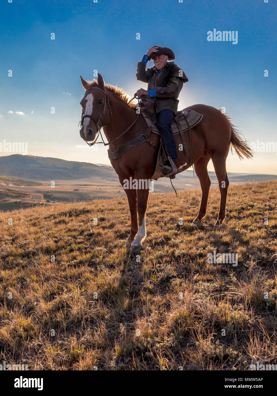 Okt 4, 2017, RIDGWAY COLORADO - Ältere Cowboy, Howard Linscott blickt auf historischen letzten Dollar Ranch an der Hastings Mesa, SW Colorado, San Juan Berge Stockfoto