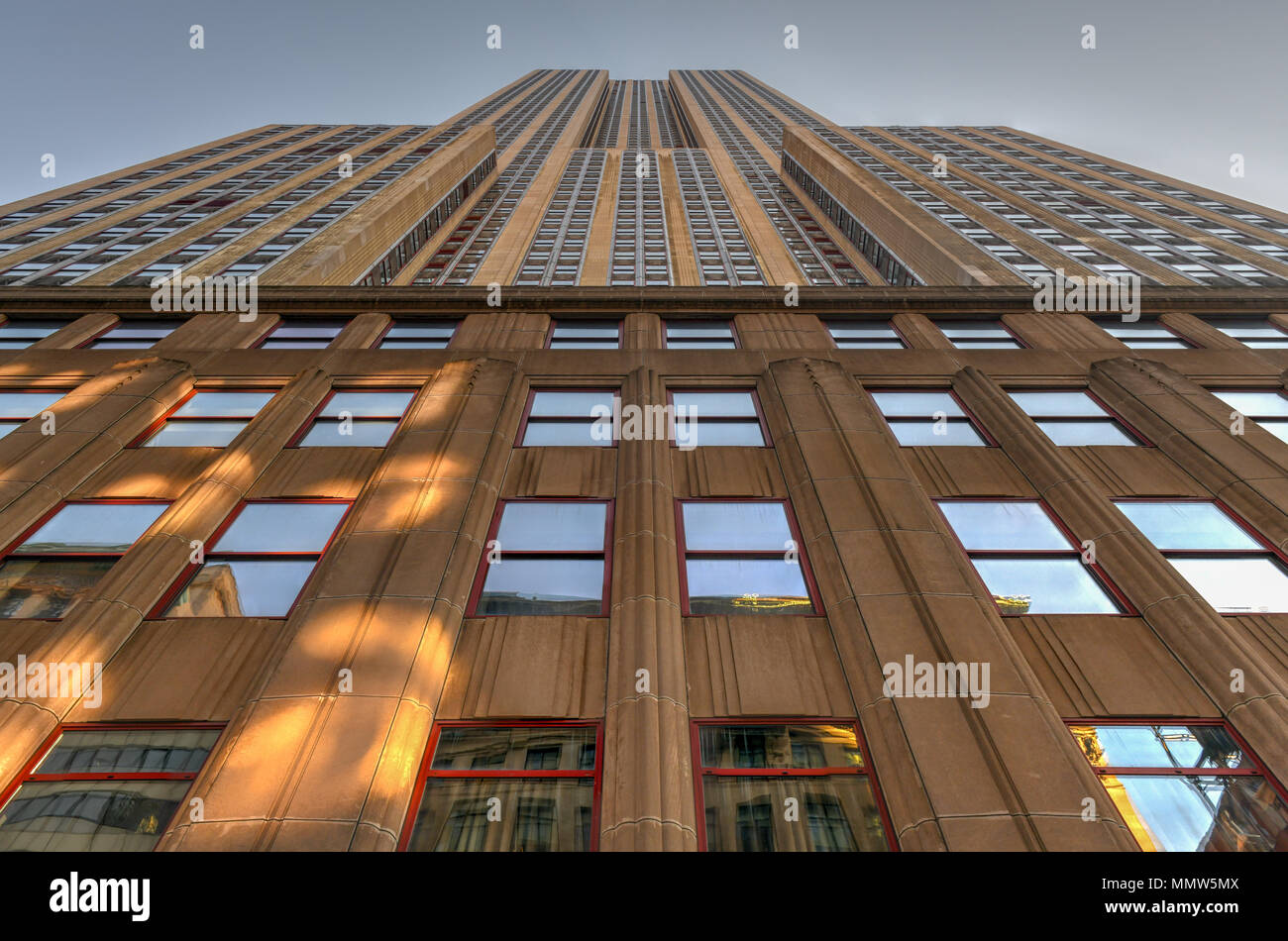 New York City - 14. April 2018: Empire State Building Blick von unten, oben zu schauen. Stockfoto