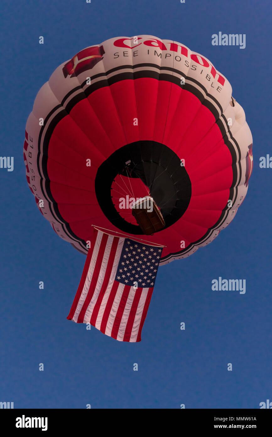 Oktober 7, 2017 - Albuquerque, New Mexico - Bunte Heißluftballons am Morgen Glow Ereignis am Albuquerque Balloon Fiesta Canon Kameras Ballon Stockfoto