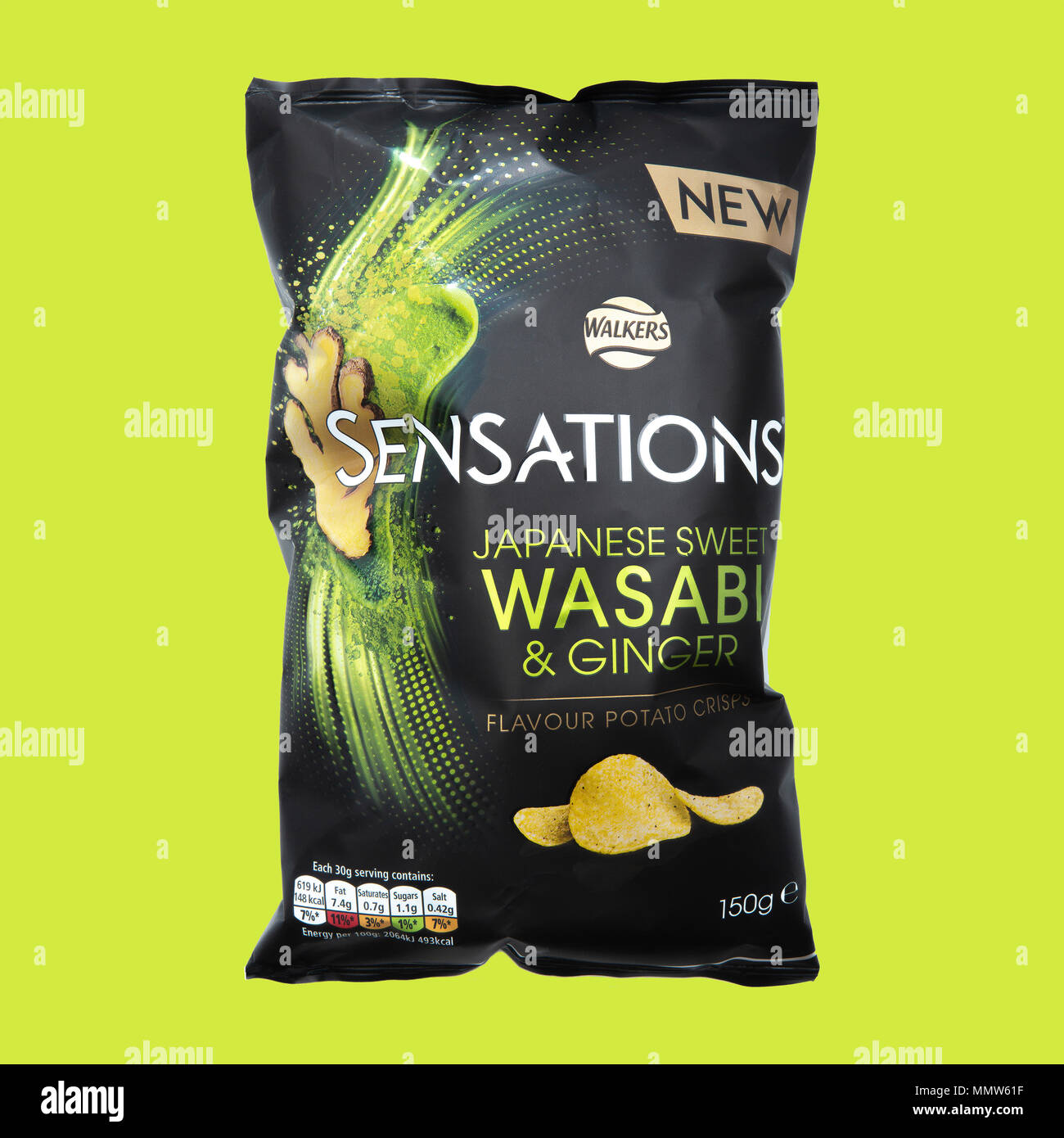 SWINDON, UK - 13. MAI 2018: Walkers Sensations japanische Süße Wasabi und Ingwer Geschmack Kartoffelchips auf einem lindgrünen Hintergrund Stockfoto
