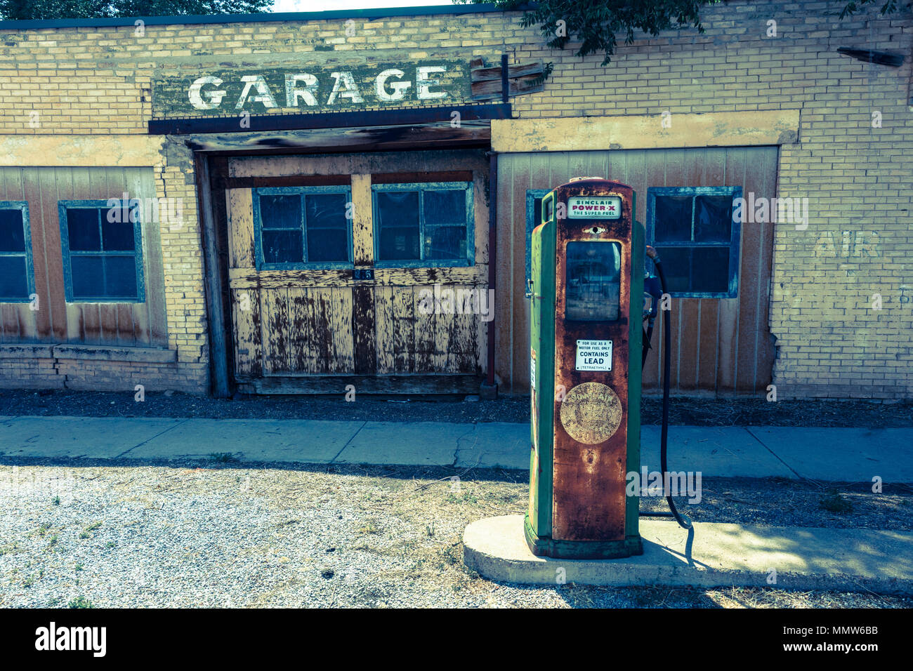 Einsame Garage und Tankstelle in Utah an der Interstate 15. Stockfoto