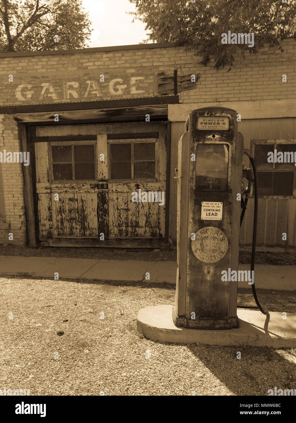 Einsame Garage und Tankstelle in Utah an der Interstate 15. Stockfoto
