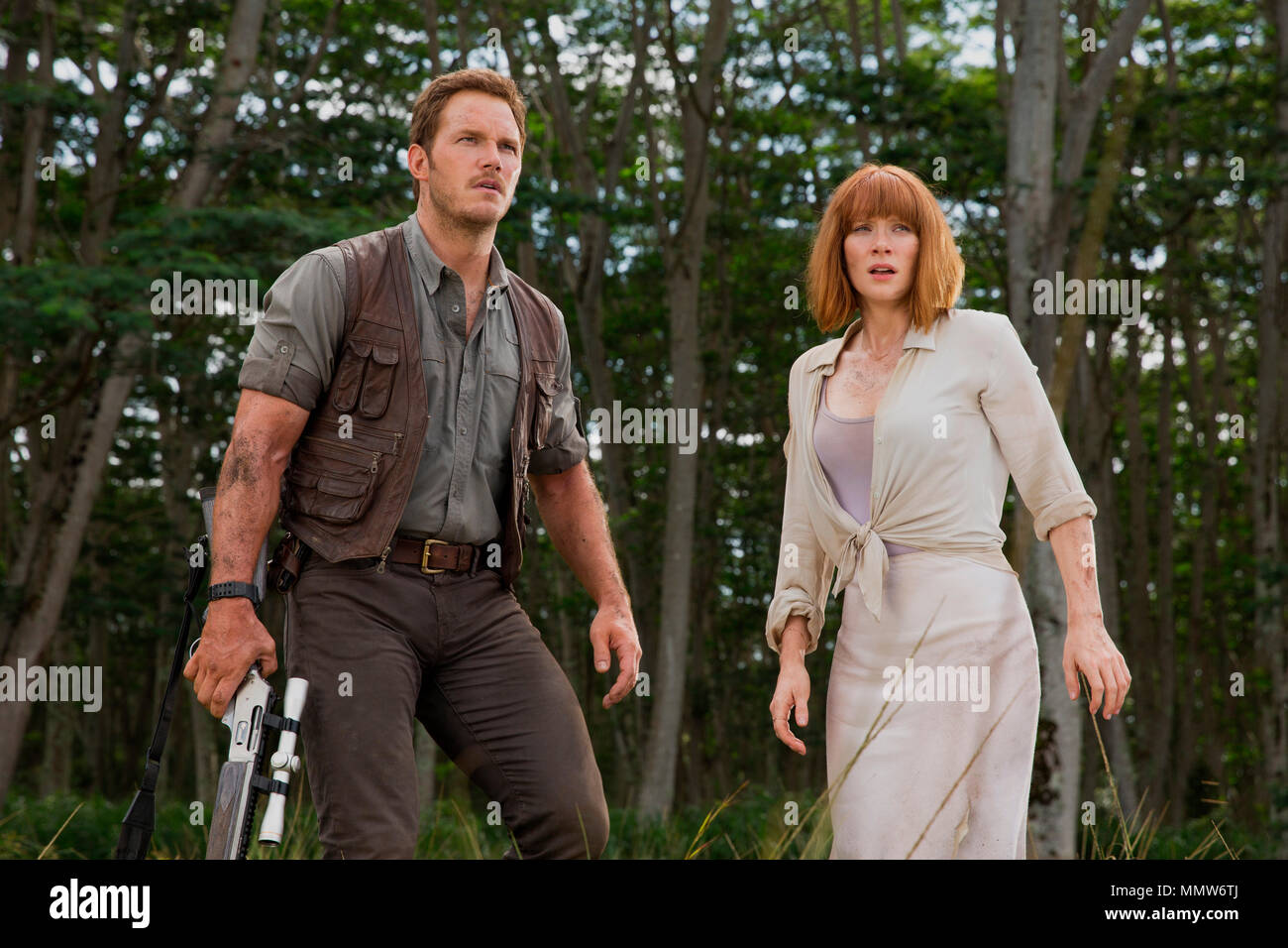 Erscheinungsdatum: Juni 12, 2015 TITEL: Jurassic World Studio: Universal Pictures Regie: Colin Trevorrow PLOT: Ein neues Theme Park, auf dem ursprünglichen Aufstellungsort von Jurassic Park gebaut, schafft eine gentechnisch veränderte Pflanze Dinosaurier, die Auffangvorrichtungen entkommt und geht auf einen Amoklauf. STARRING: CHRIS PRATT, Bryce Dallas Howard, Ty Simpkins. (Bild: © Universal Pictures/Entertainment Bilder) Stockfoto