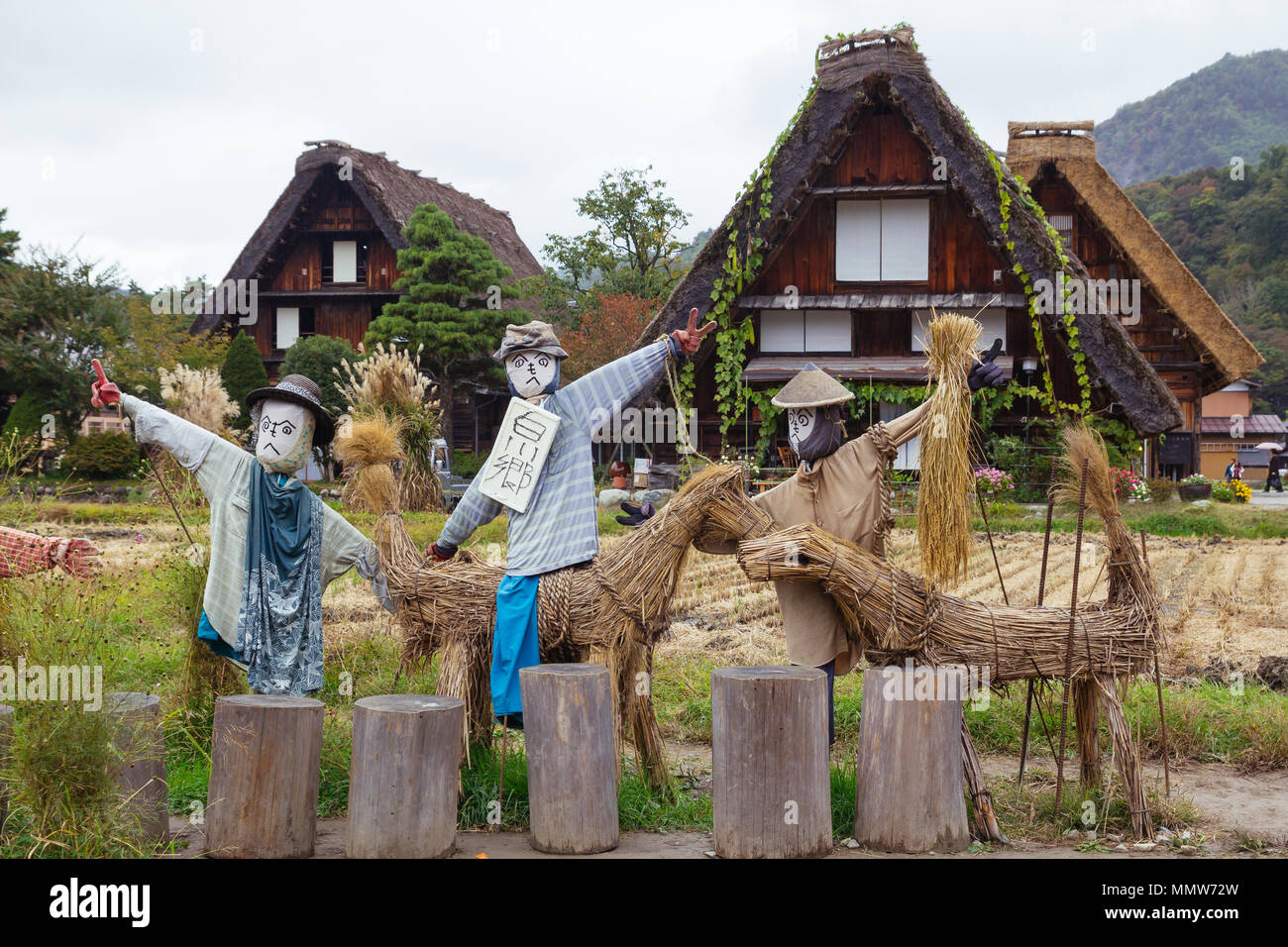 Vogelscheuchen vor der traditionelle Holzhäuser in Shirakawa-go-Dorf, Japan Stockfoto