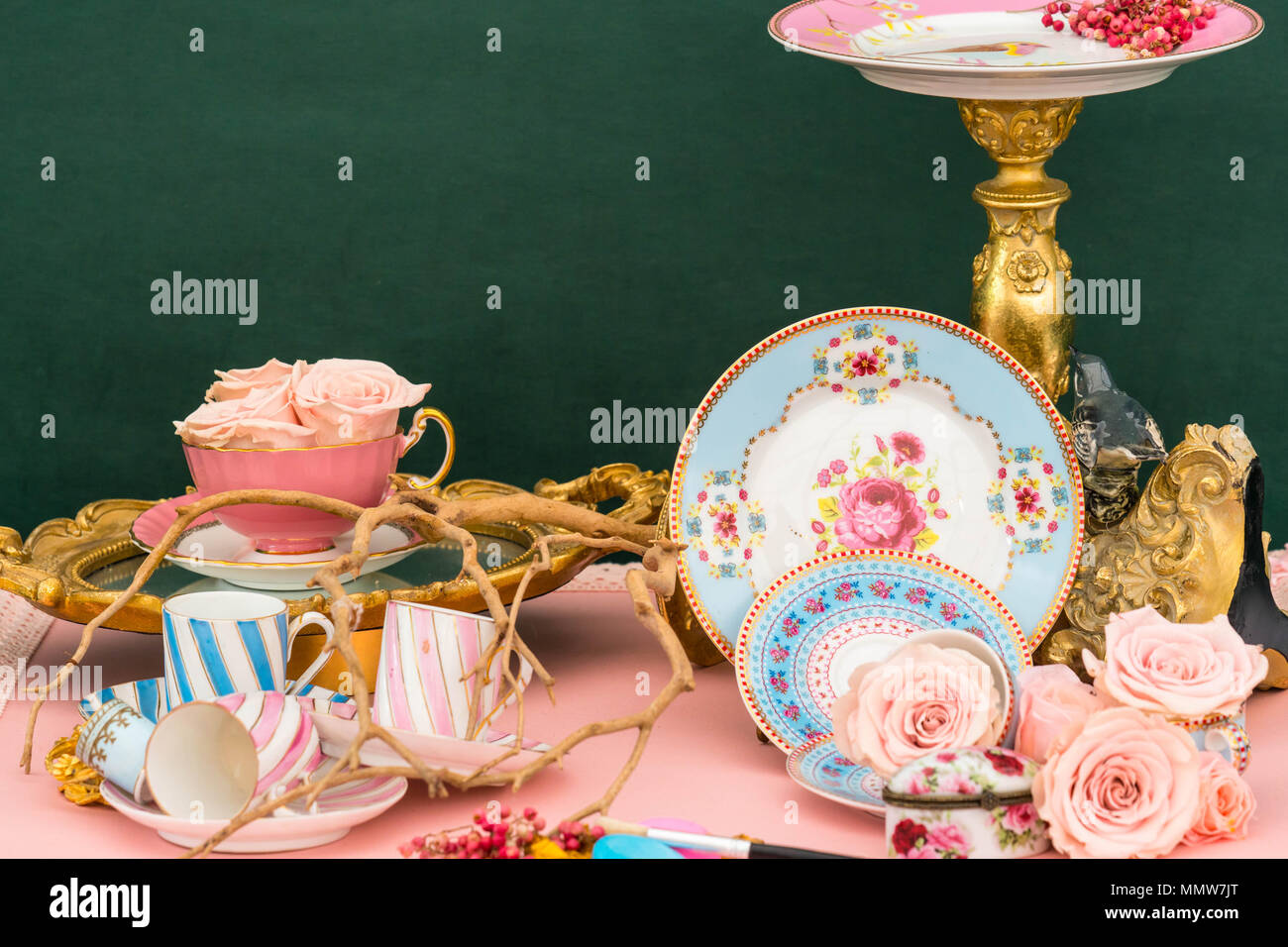 Kreative Anzeige mit China Tee service und Rosen. Malvern Frühlingsfest Worcestershire UK. Mai 2018 Stockfoto