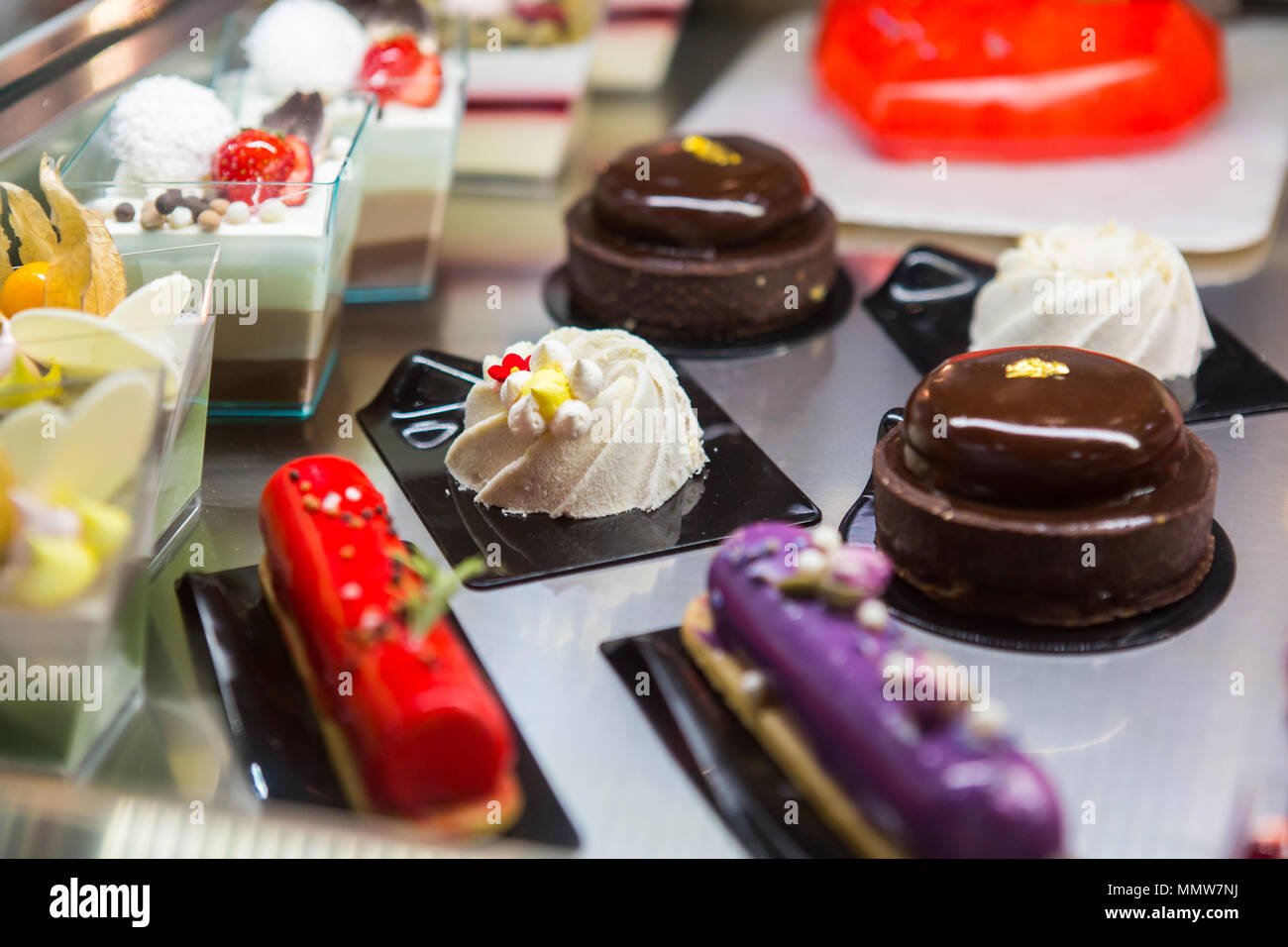 Eine Auswahl an köstlichen süßen Desserts wird in einer Ausstellung gezeigt. Stockfoto