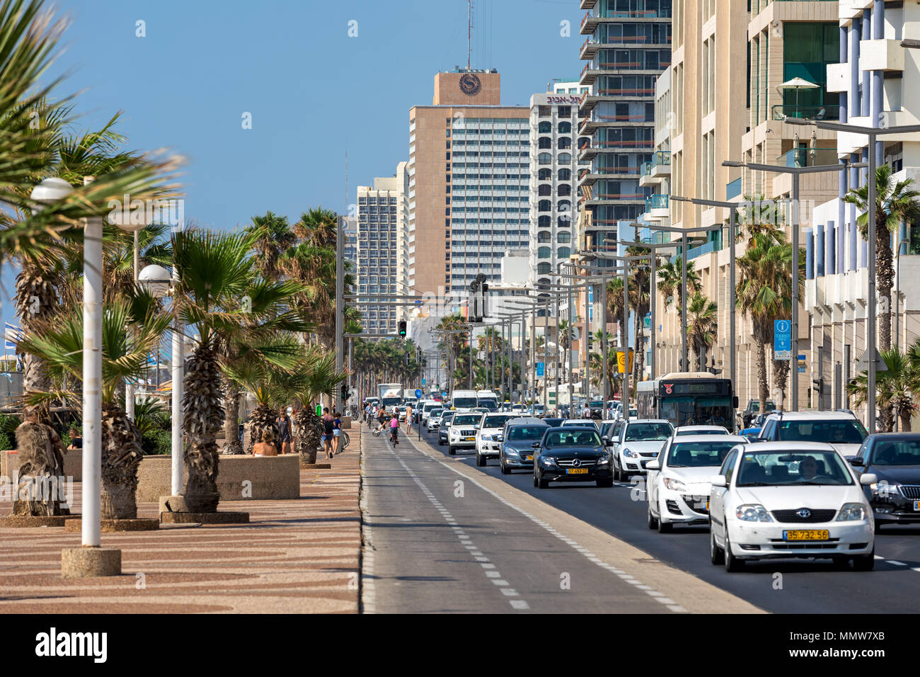 Ansicht des Verkehrsflusses über die City Road entlang moderne Hotel Gebäude und der Promenade in Tel Aviv, Israel. Stockfoto