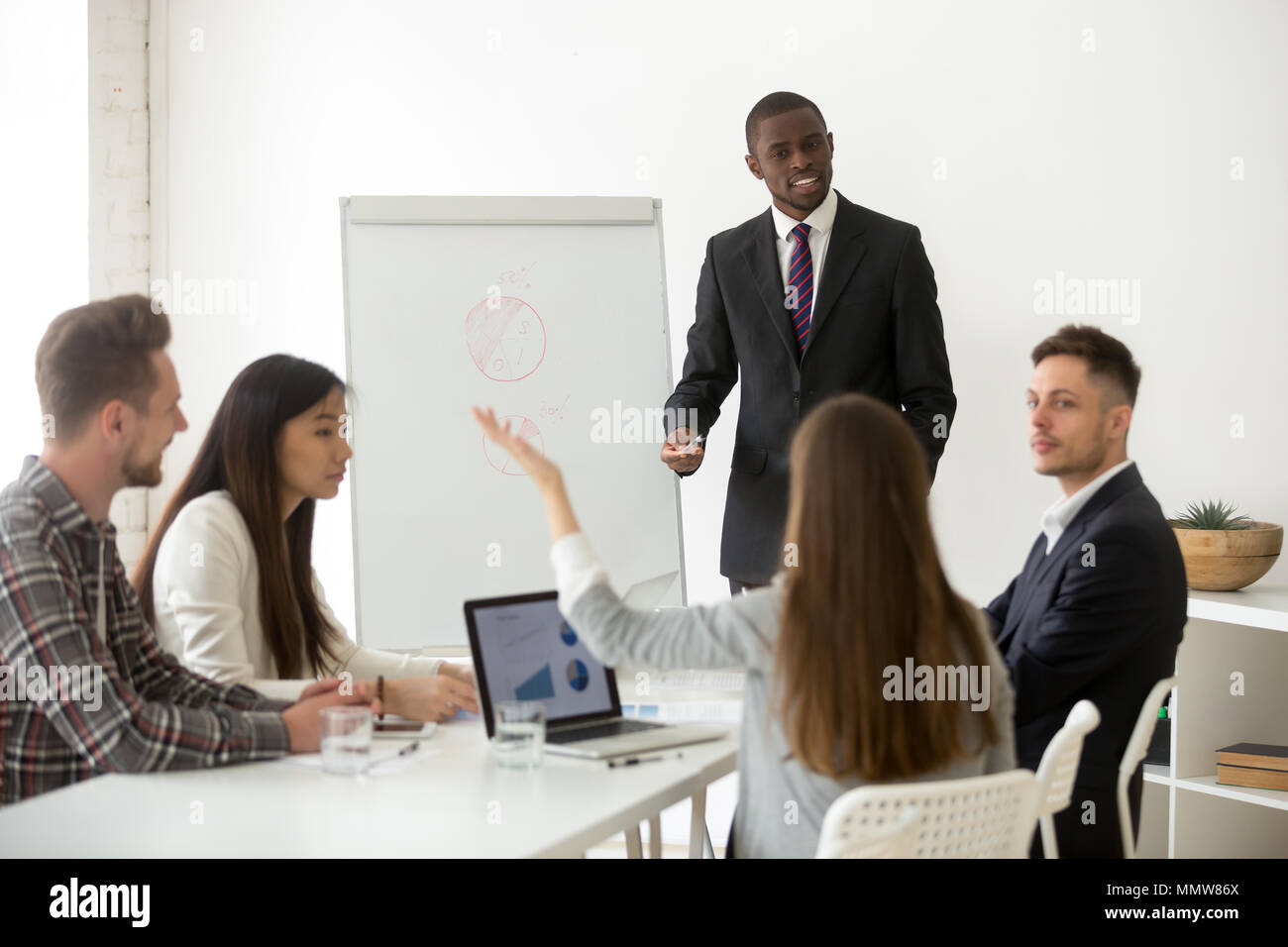 African American Business Coach Fragen beantworten bei Corporate Stockfoto