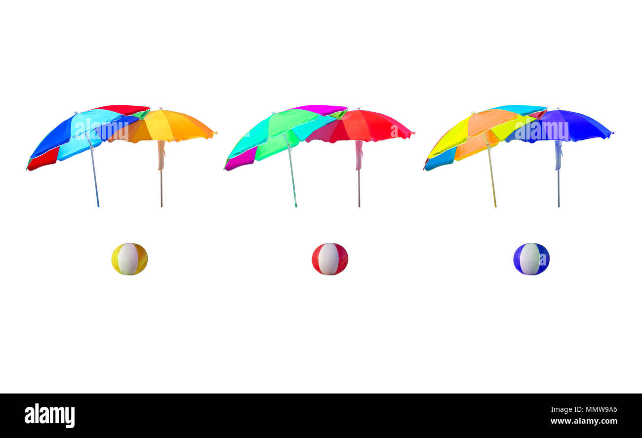 Satz von Sonnenschirmen und aufblasbaren Ball in verschiedenen Farben isoliert auf weißem Stockfoto