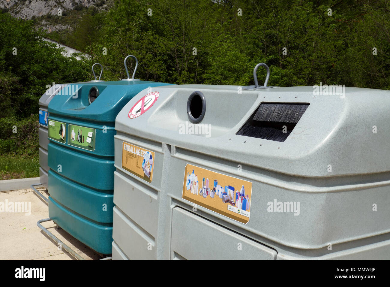 Große farbige recycling Bins für Glas, Papier und Verpackung Recycling Bins in einer Zeile, aufgereiht, Ariège, Frankreich, Stockfoto