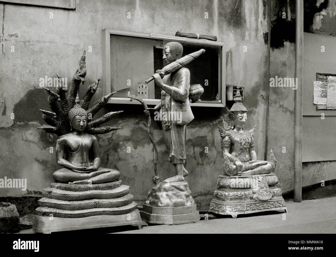 Buddha carving Kunst zum Verkauf in Bamrung Muang Road in Bangkok, Thailand Südostasien Fernost. Buddhistische Buddhismus Religion religiöse Statue Reisen Stockfoto