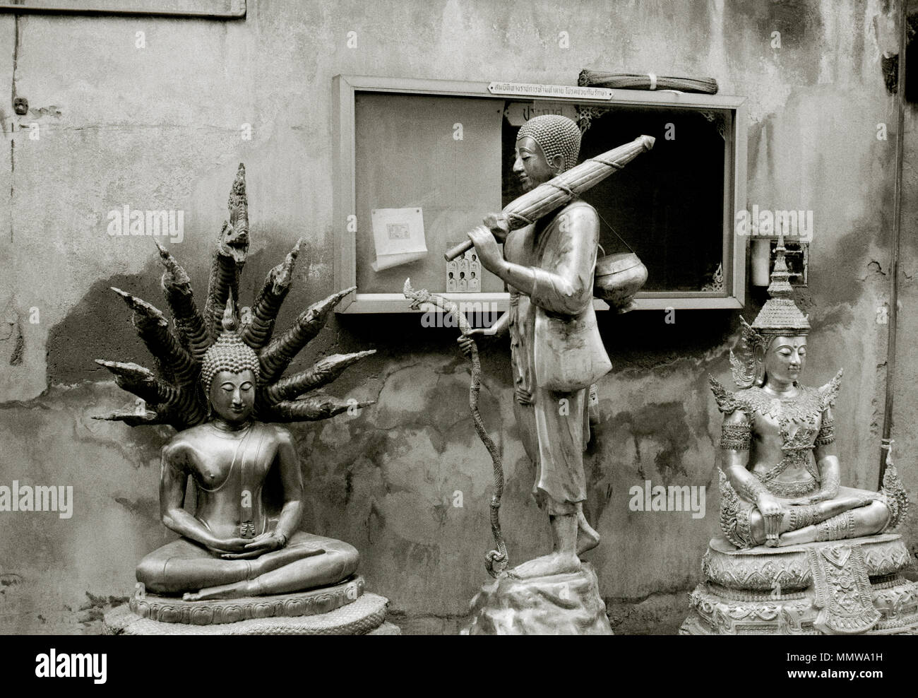 Buddha carving Kunst zum Verkauf in Bamrung Muang Road in Bangkok, Thailand Südostasien Fernost. Buddhistische Buddhismus Religion religiöse Statue Reisen Stockfoto