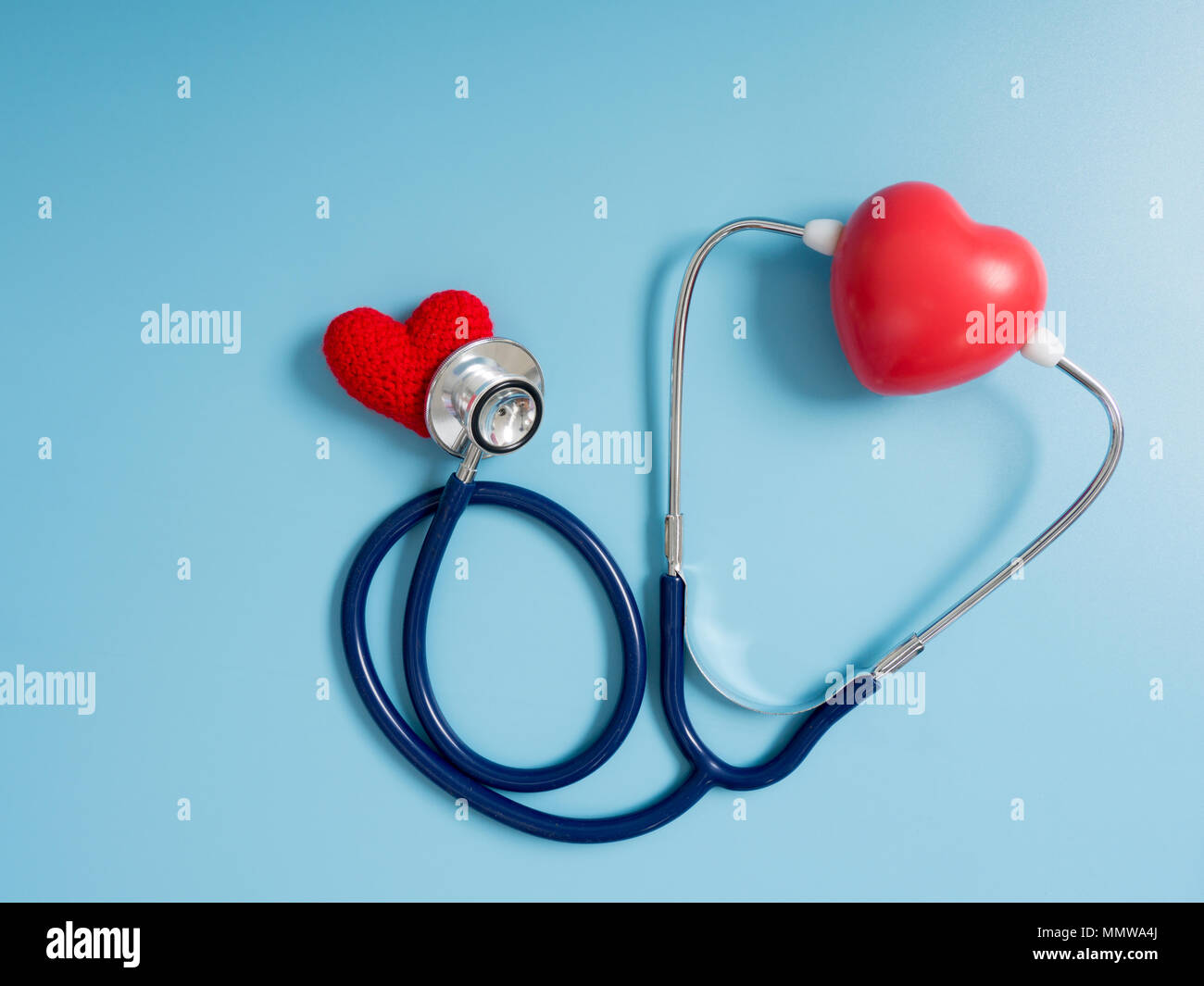Rotes Herz Mit Tiefen Blau Stethoskop Auf Dem Blauen Hintergrund Fur Ihre Anderen Herzen Horen Konzept Der Liebe Und Pflege Patienten Durch Das Herz Kopieren Raum F Stockfotografie Alamy
