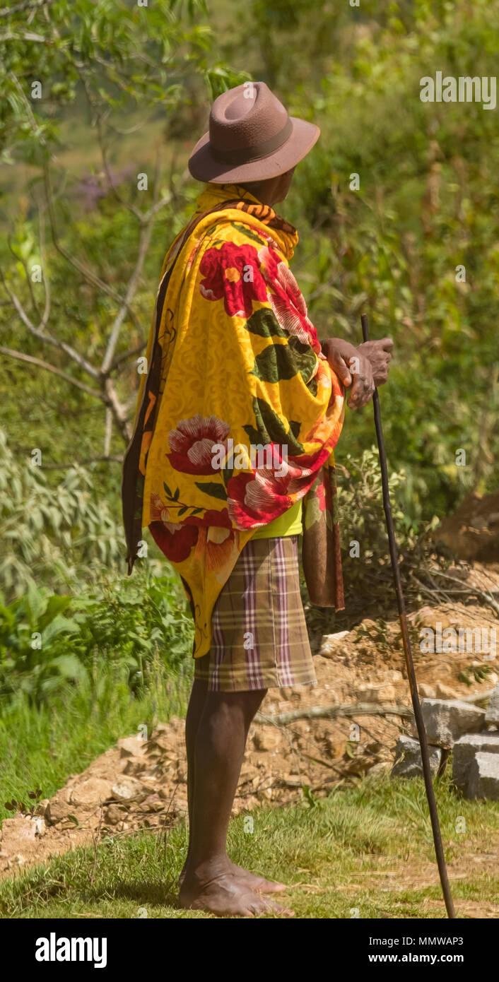 Farbenfroh gekleideten Betsileo Dorfbewohner geduldig warten für einen Straße Block entlang der legendären Nationale Route 7 in der Nähe von Fianaratsoa, Madagaskar zu öffnen. Stockfoto