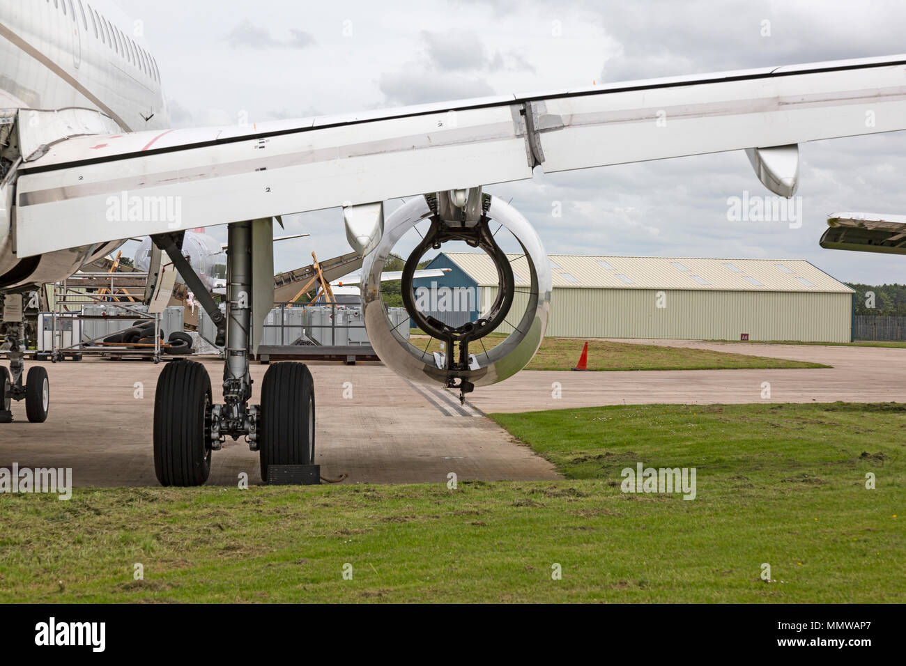 Blick durch die Rückseite des leeren Motorraum eines Airbus A319 Airliner im Cotswold Kemble Airfield in England verschrottet wird. Stockfoto