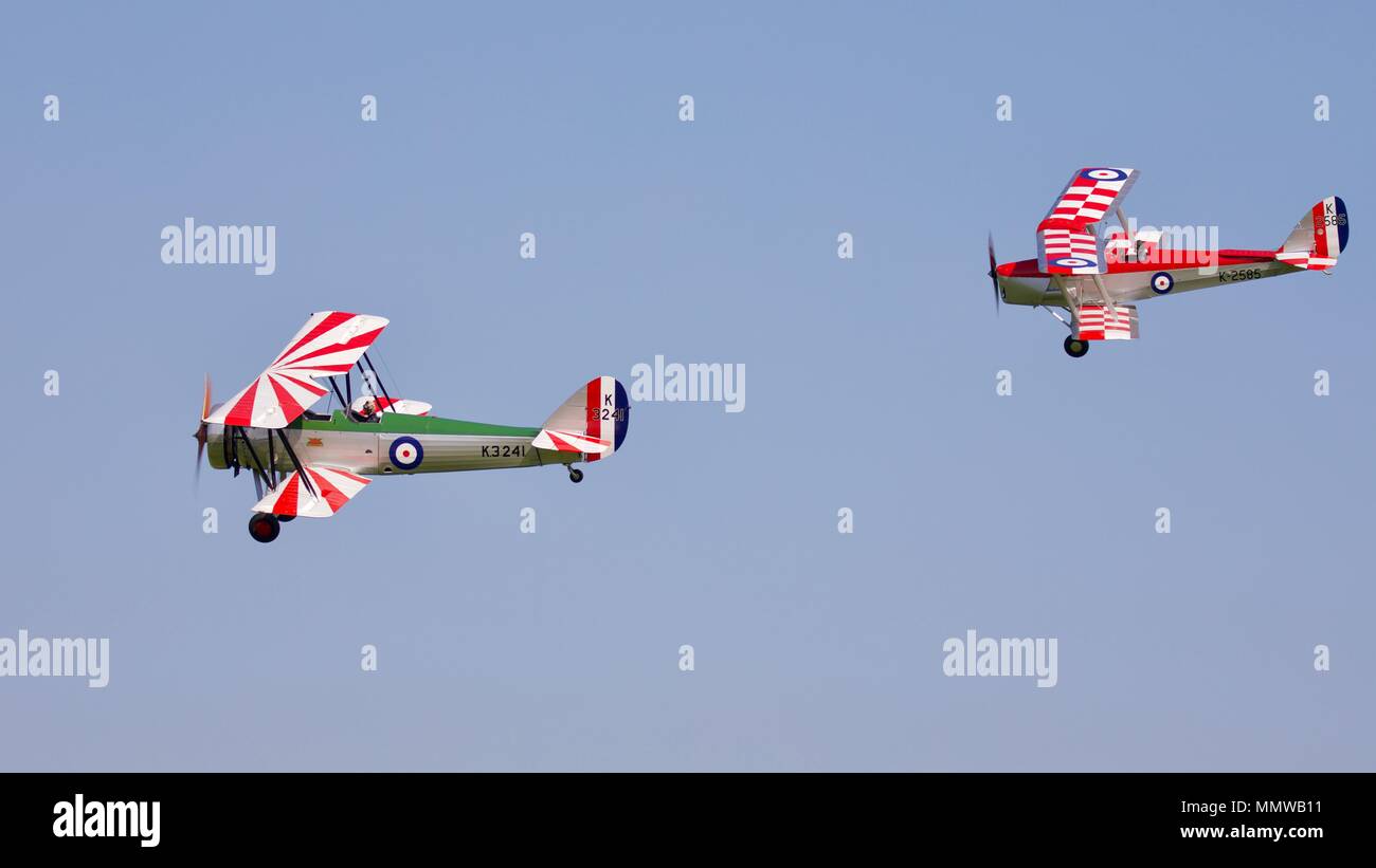 1931 Avro 621 Tutor und eine 1931 DH 82a Tiger Moth fliegen zusammen im Old Warden Flugplatz Stockfoto