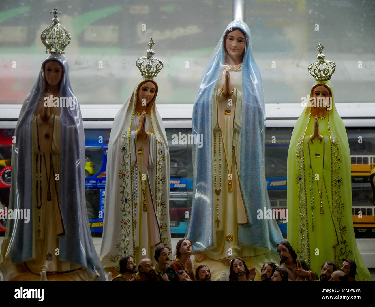 Statuen der Heiligen Jungfrau in einem Schaufenster der Alfama, Lissabon, Portugal Stockfoto