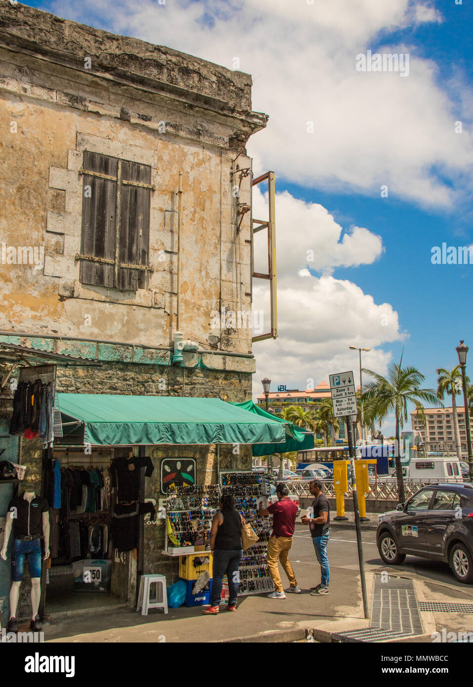 Port Louis, Mauritius - Unbekannter Touristen strömen auf den Alten Markt in der Stadt Kultur und Tradition zu erleben Stockfoto