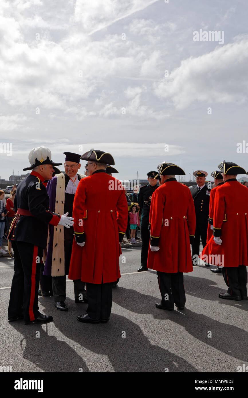 Kapitän der Invalides Nr. 4 Unternehmen Oberstleutnant Jonny Lowe MBE (links) führt eine Chelsea Rentners zu Richard Collis Gerichtsvollzieher von Guernsey Stockfoto