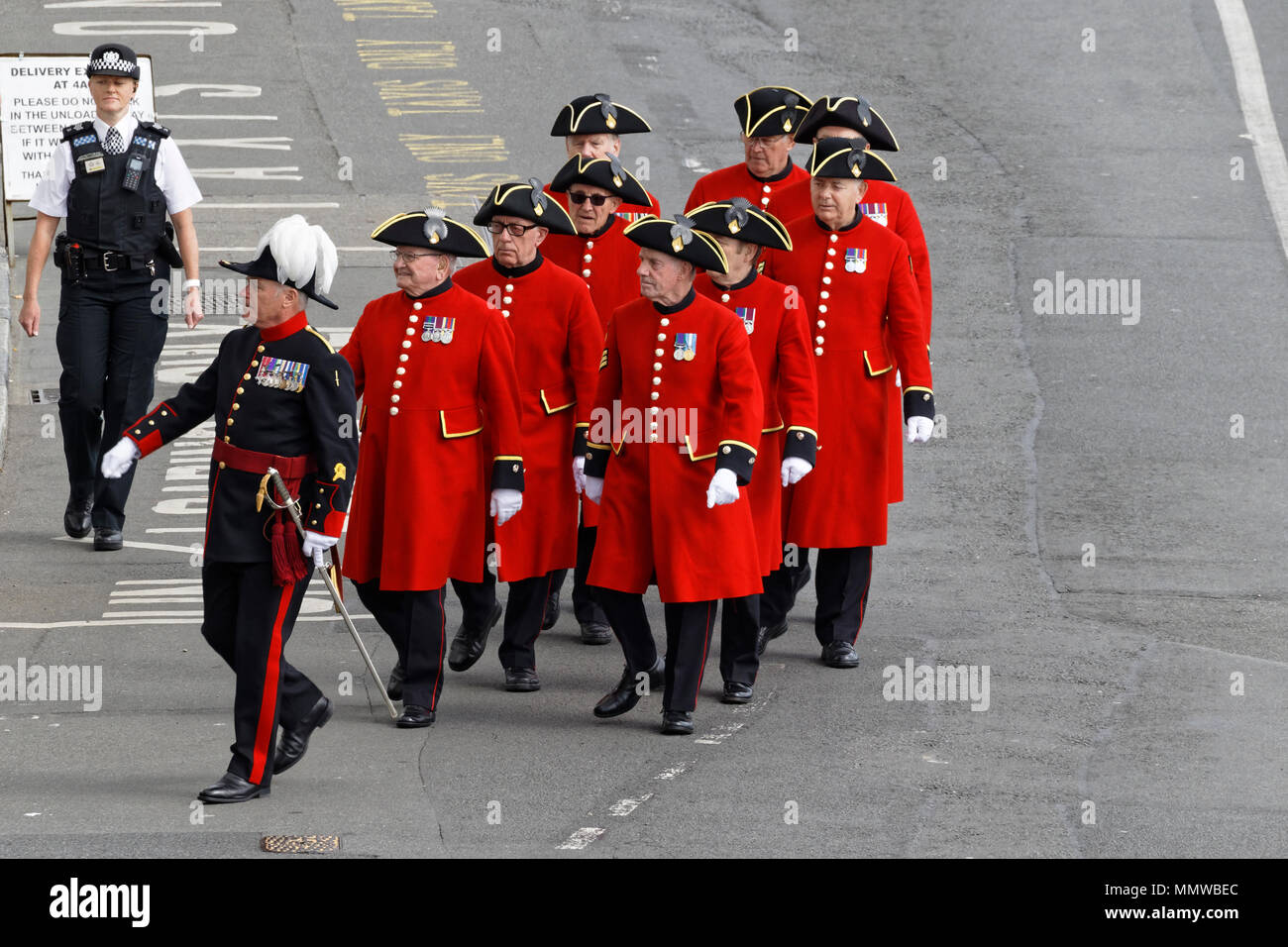 Kapitän der Invalides Nr. 4 Unternehmen Oberstleutnant Jonny Lowe MBE führt Chelsea Rentner am Tag der Befreiung Guernseys Parade. Stockfoto