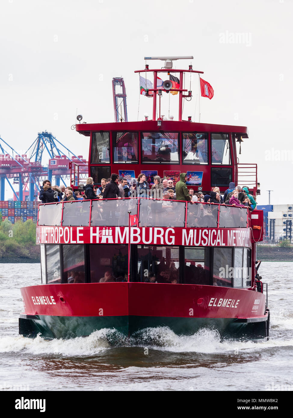 Hamburg River Ferry - Eine der regelmäßigen Fluss Fähren auf der Elbe, die Passagiere zwischen Teile des Hafens. Stockfoto