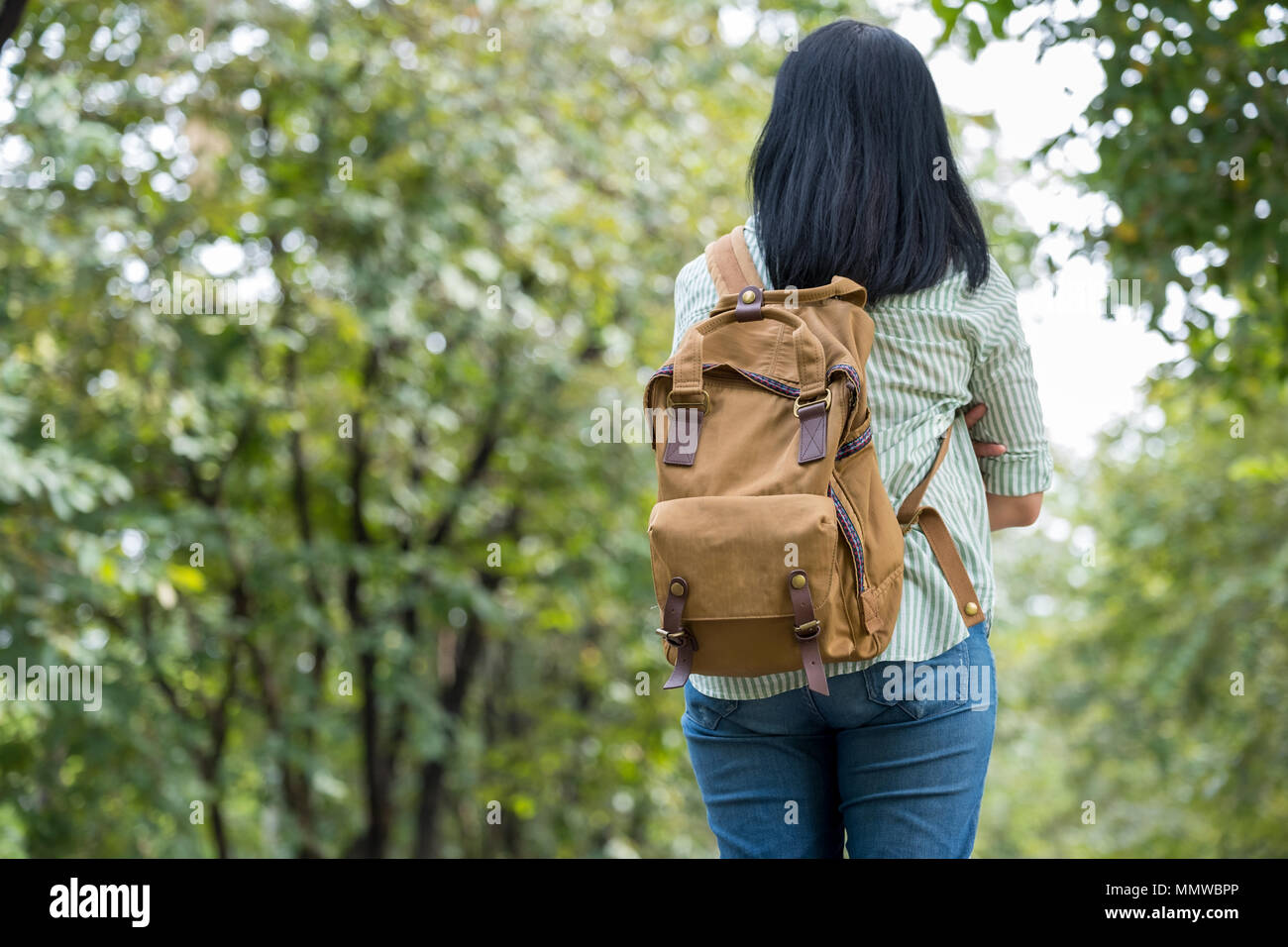 Glückliche junge Reisende Frau backpacker Reisen in Grün Natur Wald, Grün frische Luft, Freiheit wanderlust Konzept, Allein solo Reise. Stockfoto