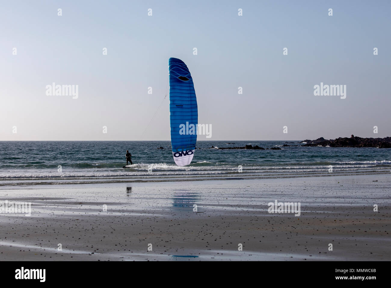 Kite Surfen bei Vazon Bay Guernsey Stockfoto