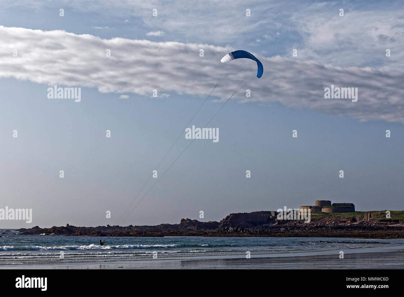 Kite Surfen bei Vazon Bay Guernsey Stockfoto