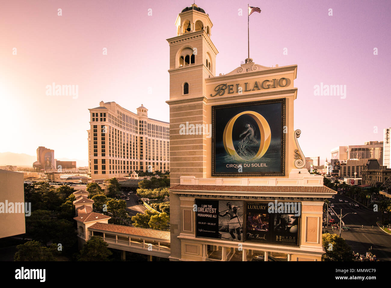 LAS VEGAS, Nevada - Mai 17, 2017: Blick auf Zeichen für Bellagio Luxury Resort in Las Vegas, Nevada mit anderen Kasinos im Hintergrund Stockfoto