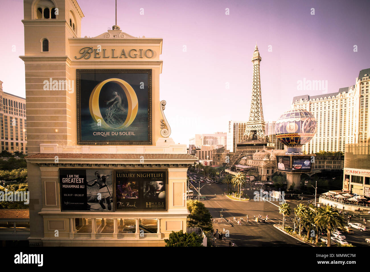 LAS VEGAS, Nevada - Mai 17, 2017: Blick auf Zeichen für Bellagio Luxury Resort in Las Vegas, Nevada mit anderen Kasinos im Hintergrund Stockfoto