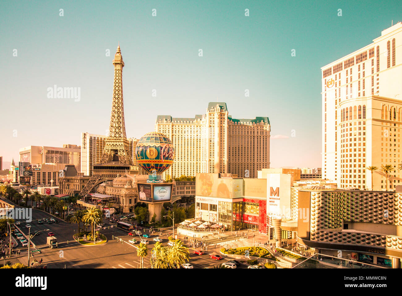 Sonnigen Blick hinunter vom Vegas Strip mit vielen berühmten Hotels, Resorts, Casinos und Geschäfte im Blick. Stockfoto