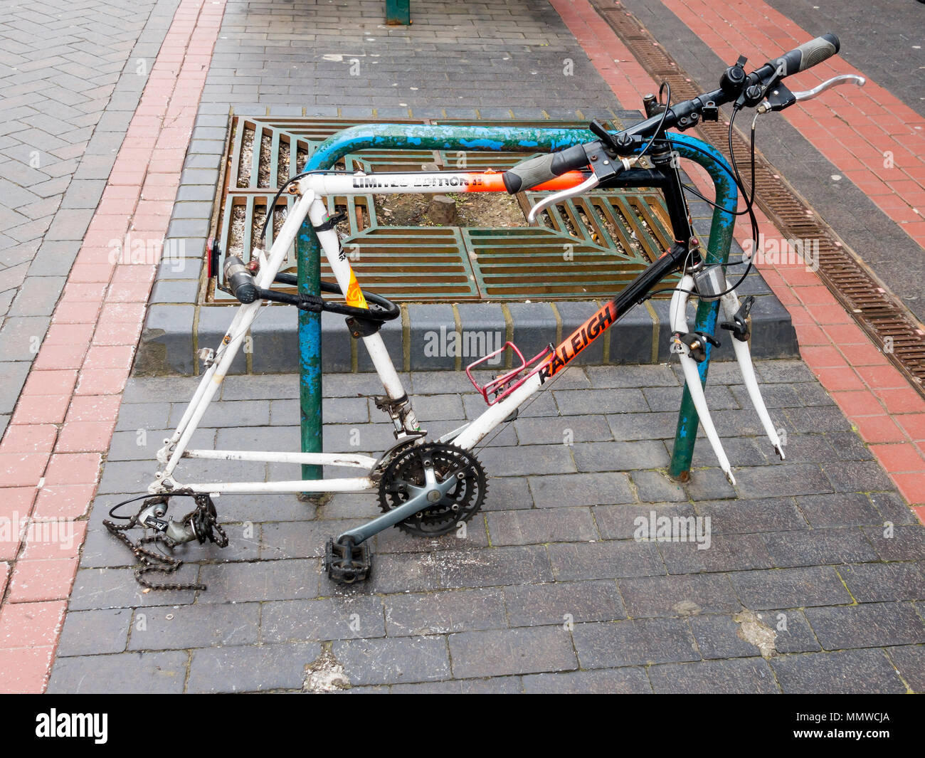 Fahrrad in der Innenstadt mit Sattel und Räder entfernt entweder zur sicheren Aufbewahrung oder gestohlen Stockfoto