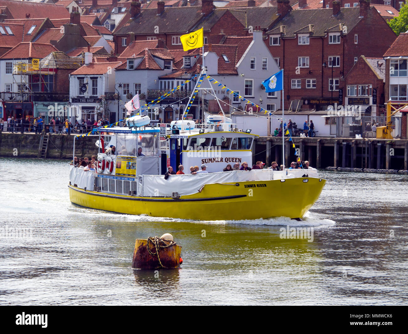 Sommer Queen Sportboot aus Whitby Hafen mit Touristen auf einen frühen Frühling Meer Reise Stockfoto