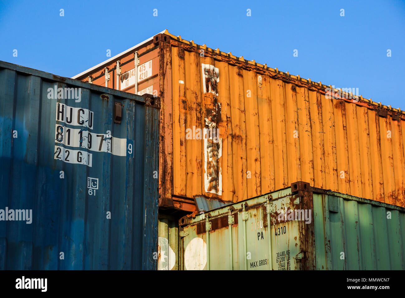 Mailand, Italien - März 19, 2018: Cargo Container im Hafen gestapelt. Container Hafen oder Terminal. Fracht-, Versand, Lieferung, Logistik, Merchandise. Lagerung, Lager, Handel, Zoll. Stockfoto