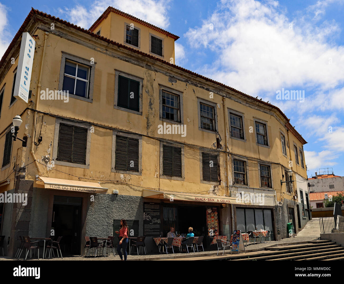 Eine Snackbar in einem Gebäude an, dass man sein Alter in der Nähe von Largo Pelourinho Richtung Meer in Funchal auf Madeira Stockfoto