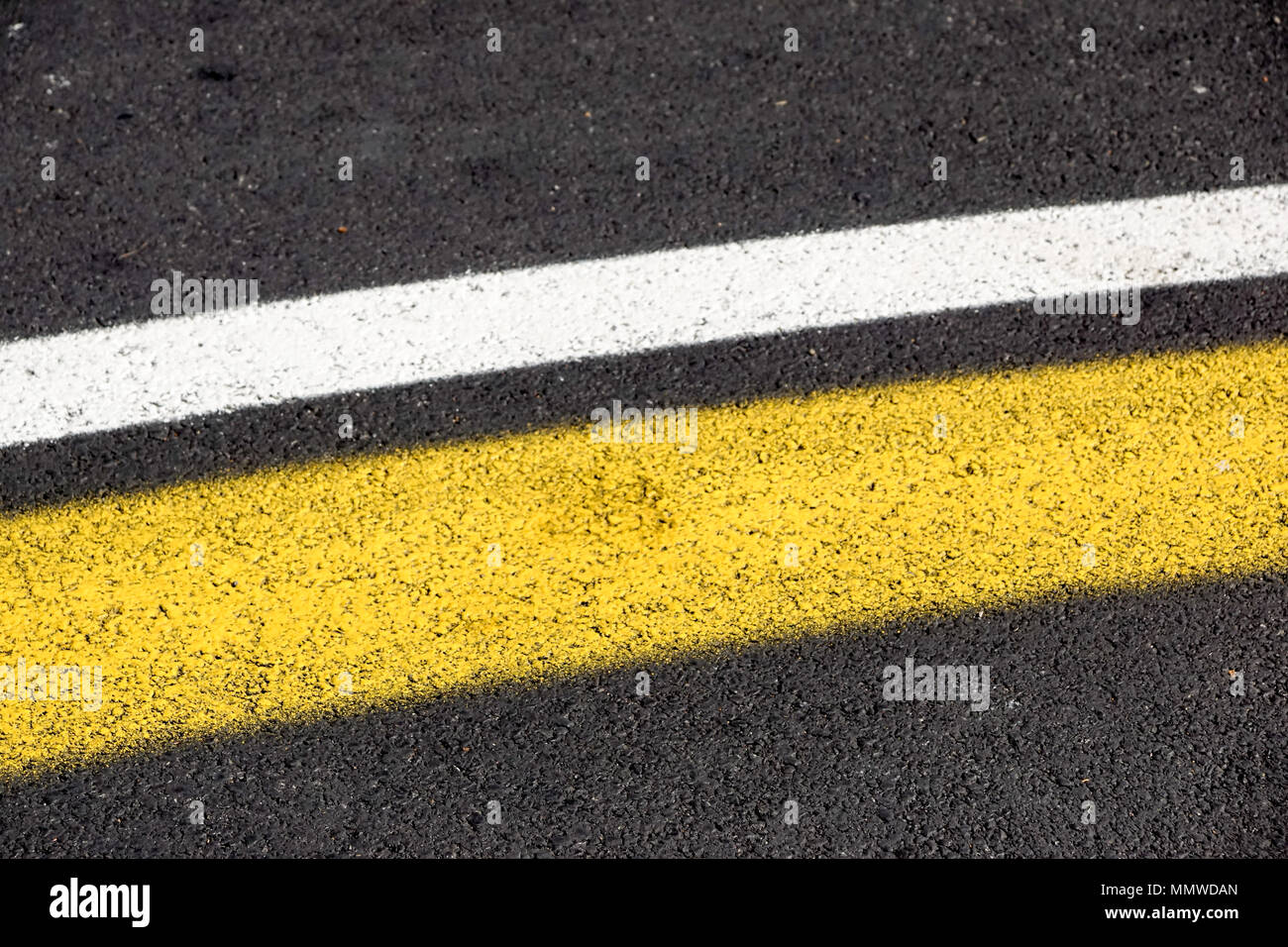 Asphalt Textur mit Gelb und Weiß Dash Streifen Stockfoto