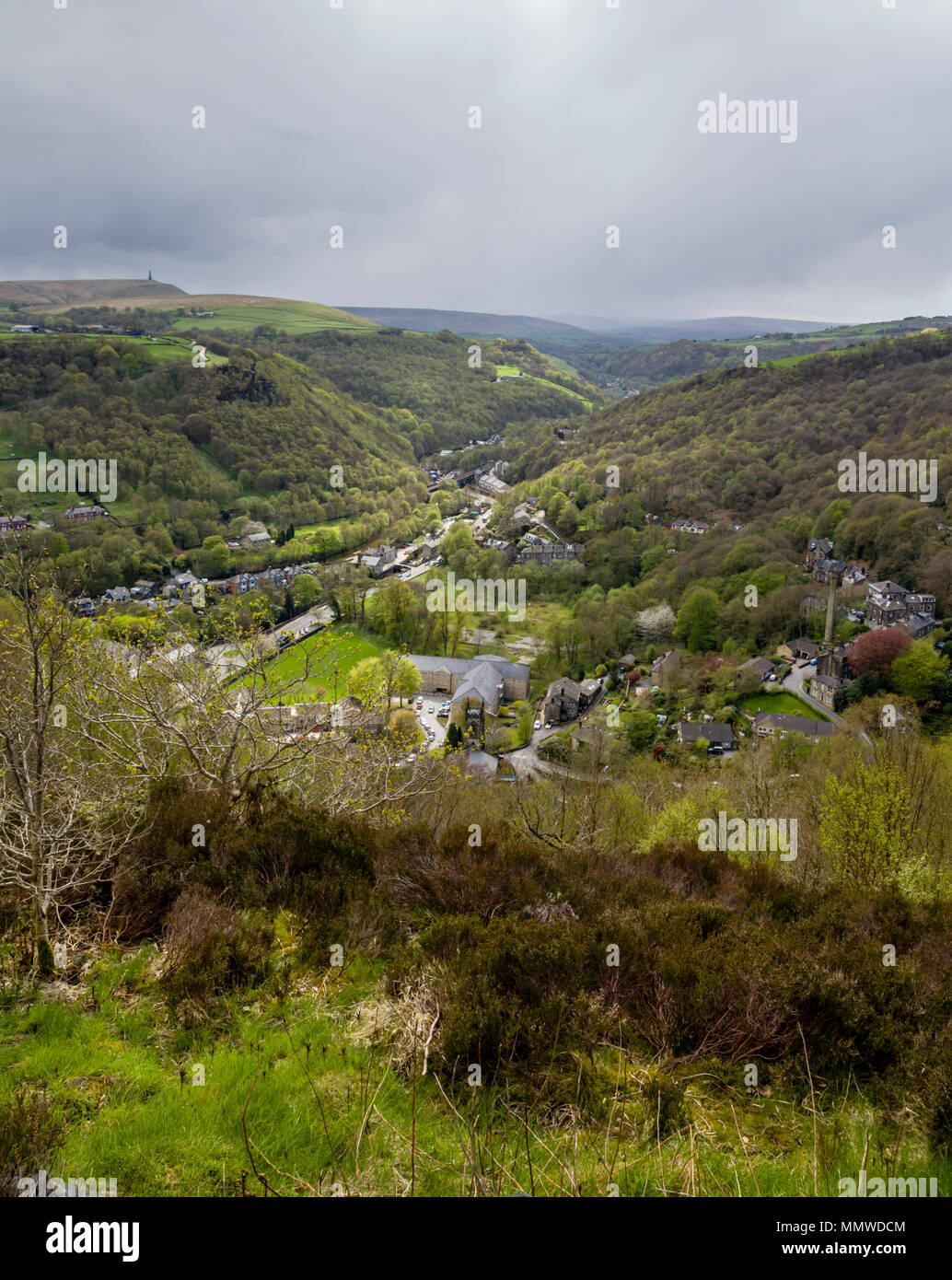 Blick von oben der Hölle Loch Steinbruch westlich entlang der oberen Calder Valley, West Yorkshire, UK suchen Stockfoto