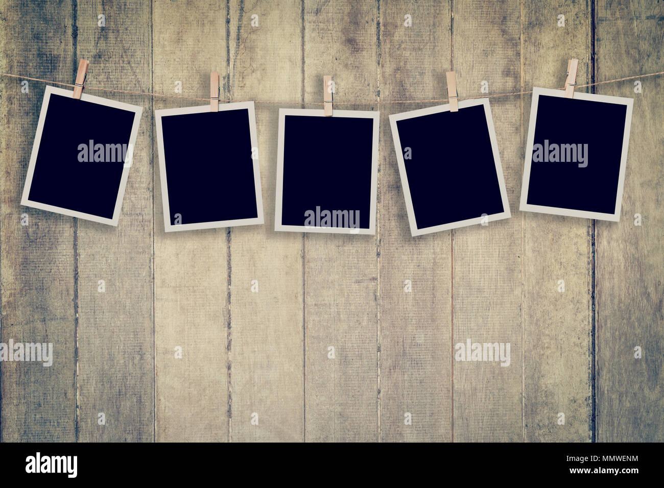 Fünf instant Foto auf Holz Hintergrund Textur und Vertikale, Vintage getönt. Stockfoto