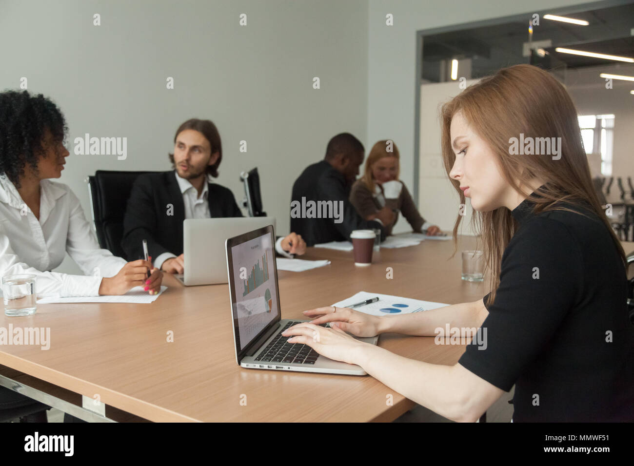 Weibliche manager Arbeiten am Laptop zu treffen Analyse von St Stockfoto