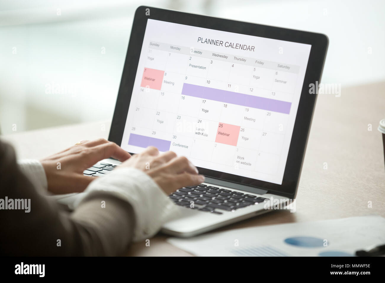 Geschäftsfrau Planung Tag mit digitalen Kalender auf Laptop, Clo Stockfoto