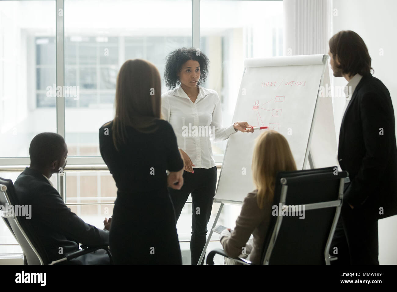 Schwere afrikanische Frauen Leiter gibt Präsentation auf Sales Team m Stockfoto