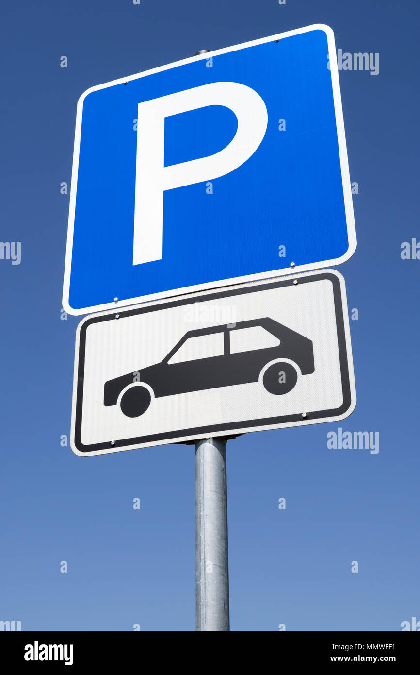 Deutsche Verkehrszeichen: Parkplatz nur für Pkw Stockfotografie - Alamy