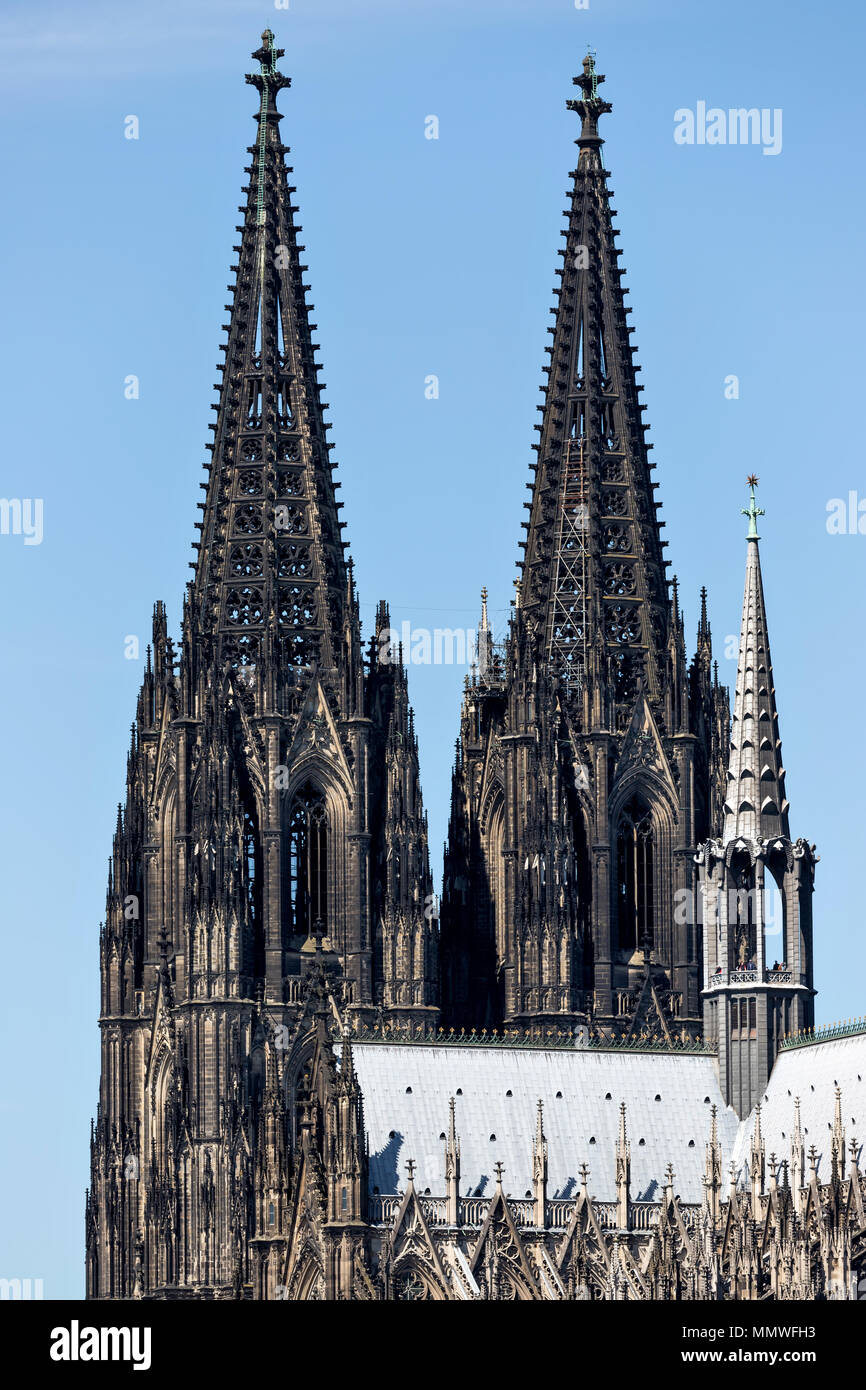 Kölner Dom. Er ist Deutschlands meistbesuchte Sehenswürdigkeit, zieht durchschnittlich 20.000 Menschen pro Tag und ist derzeit das höchste twin-spired Kirche. Stockfoto