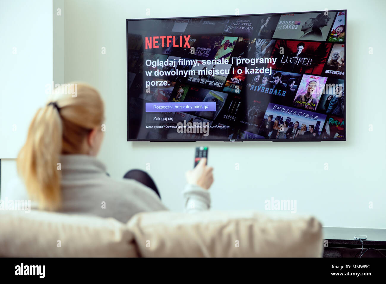 WROCLAW, Polen - April 03rd, 2018: Frau ist mit NEtflix Anwendung auf Ihrem TV.Netflix ist eine US-amerikanische Entertainment Company in Streaming spezialisiert Stockfoto