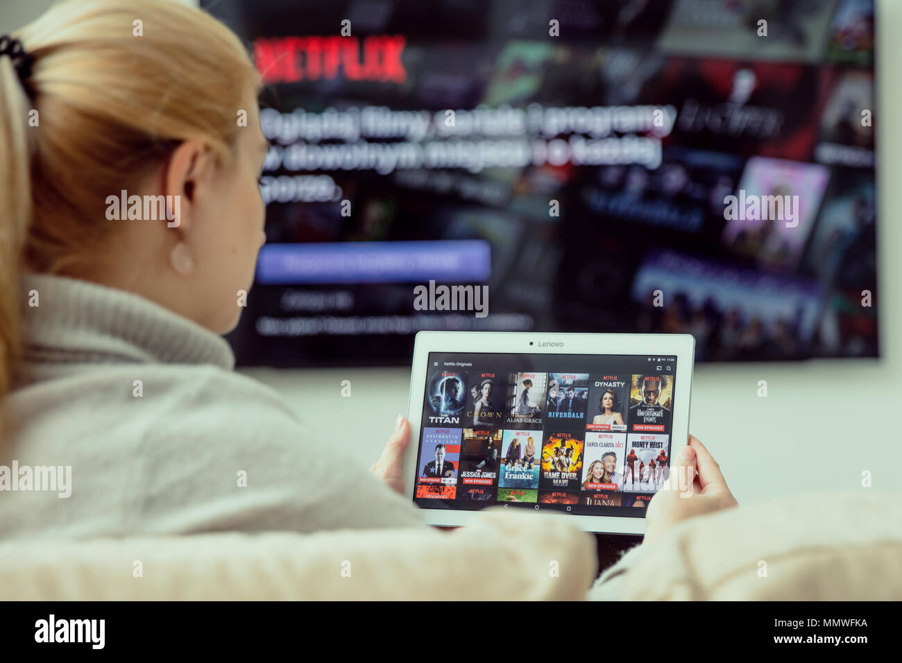 WROCLAW, Polen - April 03rd, 2018: Frau ist mit Netflix Anwendung auf Ihrem Tablet-PC. Netflix ist eine amerikanische Unterhaltung Firma, spezialisiert auf Stre Stockfoto