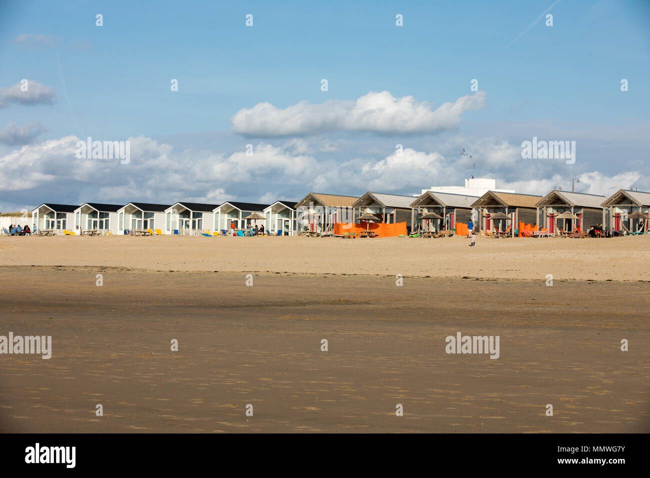 Katwijk, Niederlande - 23 April, 2017: Zeile White Beach Houses an der niederländischen Küste in Katwijk, Niederlande Stockfoto