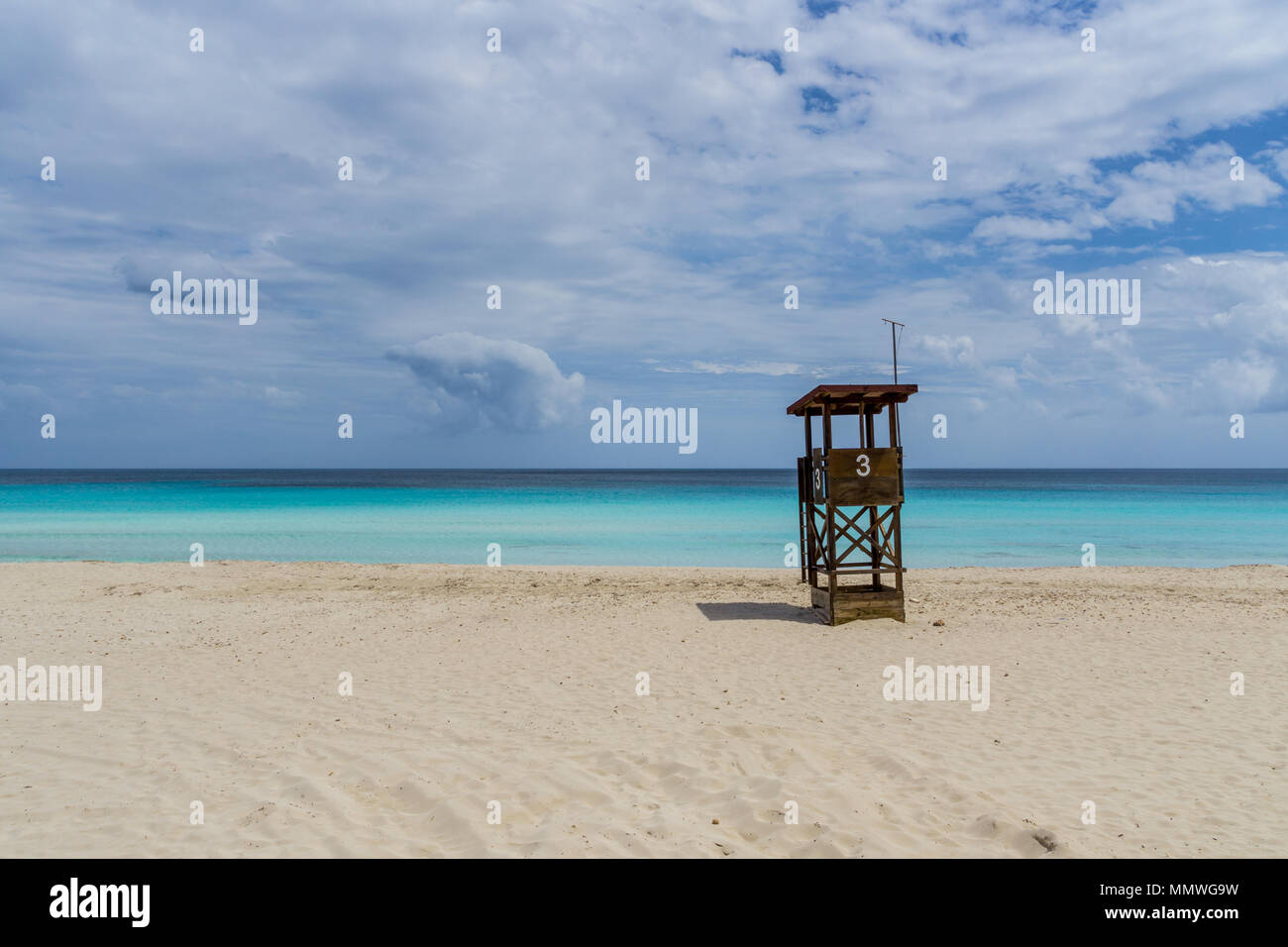Mallorca, Rettungsschwimmer Haus auf leere Perfekte White Sand Beach Paradise Island Stockfoto